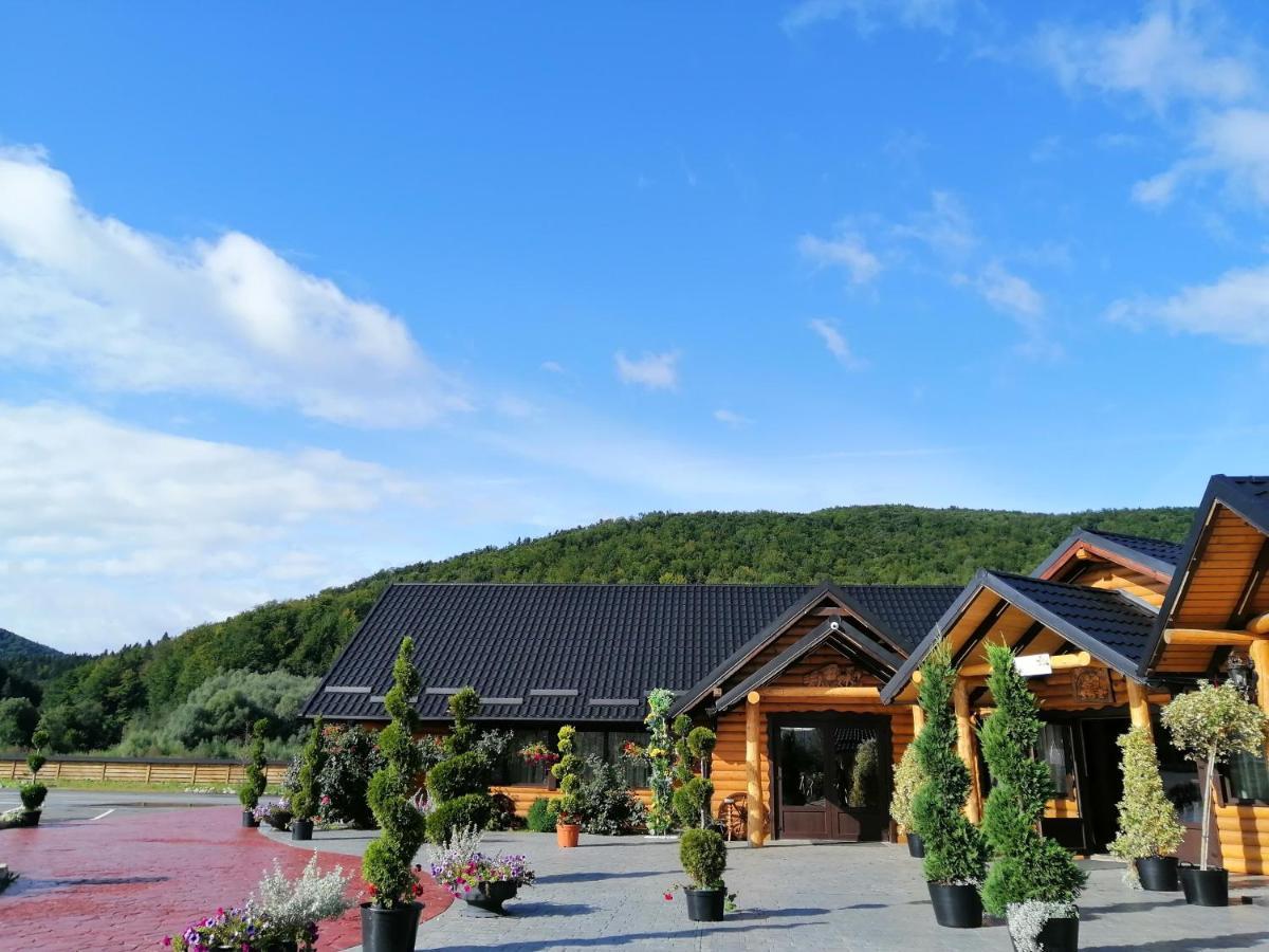 Hanul Vanatorului Gura Humorului Exterior photo
